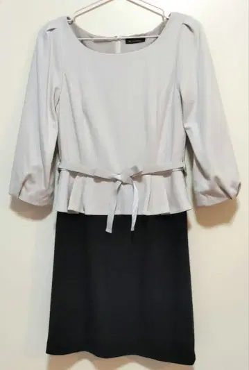 페플럼 디자인 무릎 기장 원피스 블랙 리본