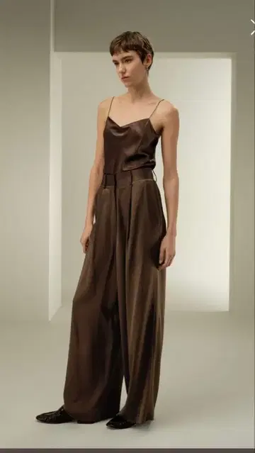 브라운 새틴 와이드 팬츠 릴리 실크 정가 33,550