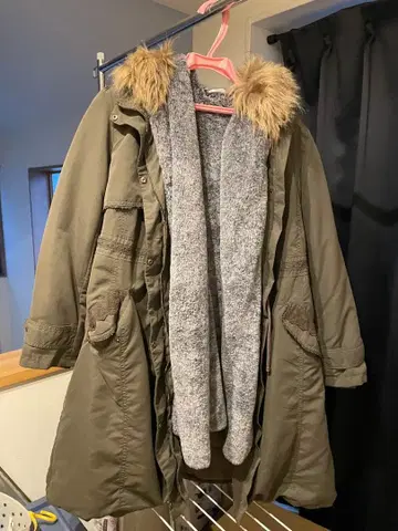 올리브 그린 퍼(fur) 포함 모즈 코트