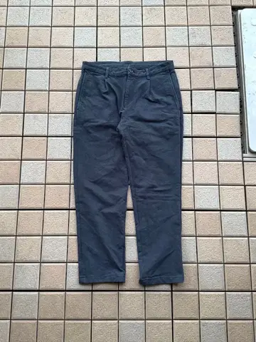 다크 그레이 치노 팬츠 백 포켓 부착