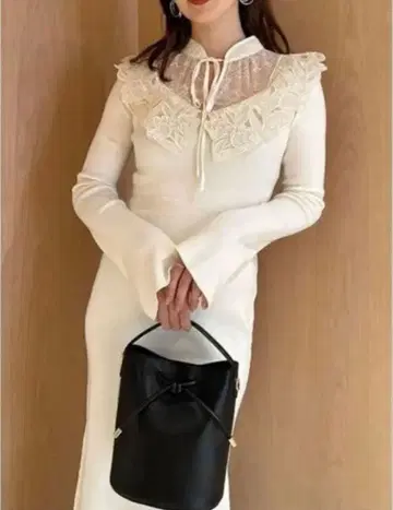 아이보리 니트 원피스 긴팔 레이스 옷깃