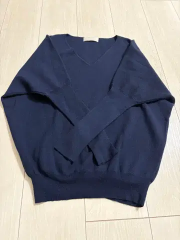 GALLARDAGALANTE 네이비 V넥 돌먼 슬리브 니트