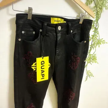 GUAPI 블랙 비즈 장식 슬림핏 청바지