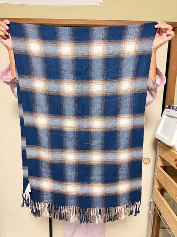 체크 무늬 프린지 달린 머플러