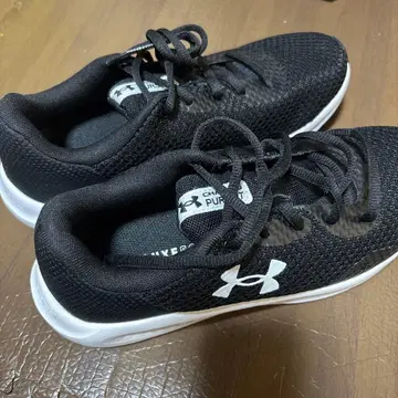 새상품 Under Armour 블랙 스니커즈