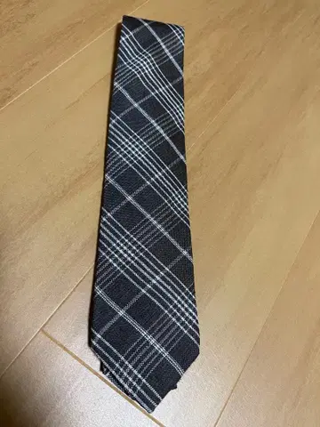 체크 패턴 넥타이 브라운 계열