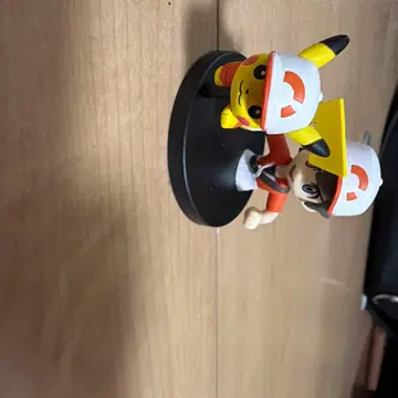 피카츄와 트레이닝복 피규어