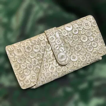 HIROKO HAYSHI 아이보리 버튼 엠보싱 디자인 장지갑