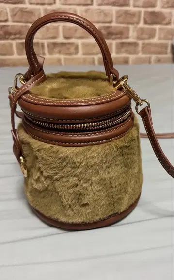 ZARA 올리브 그린 퍼 숄더백