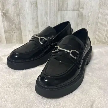 ZARA 블랙 로퍼 금장 장식 23cm