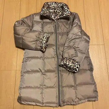 레오파드 무늬 카라 부착 샴페인 그레이 베이지 계열 색상의 다운 자켓
