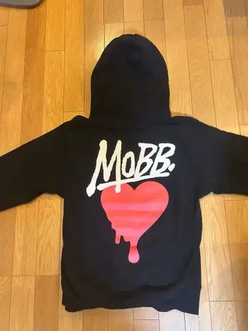 MoBB. 블랙 후드티 하트 디자인