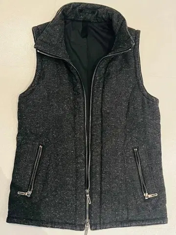 다크 그레이 다운 베스트 후드 부착