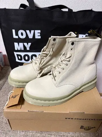 Dr. Martens 크림색 하이컷 워크 부츠