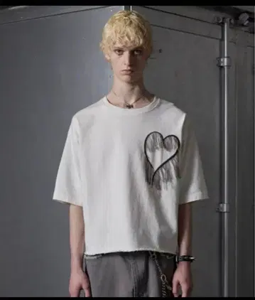 그랑시 데미지 하트 자수 하프 슬리브 T