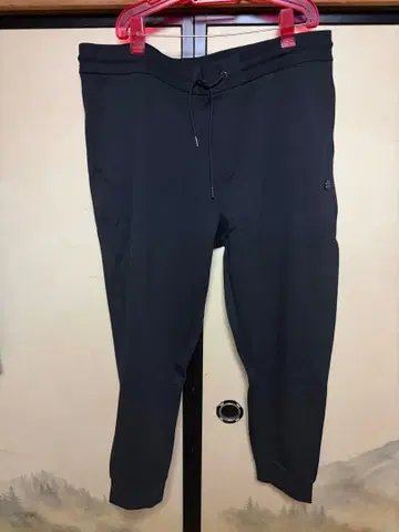 블랙 조거 팬츠 사이드 포켓 포함