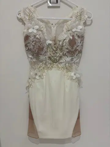 화이트 레이스 장식 타이트 드레스