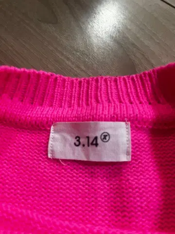 3.14 핑크 니트 스웨터 손 모양 자수