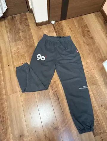 그레이 조거 팬츠 로고 프린트