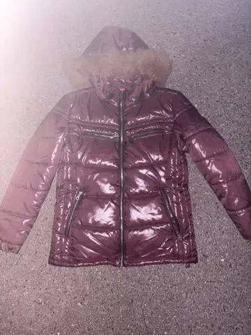 버건디 후드 부착 다운 자켓