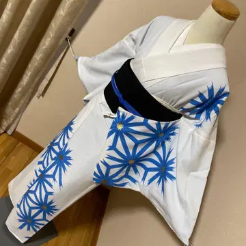 화이트 베이스에 대담한 파초 무늬가 멋스러운 츠케사게