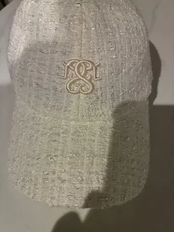 스니들 화이트 캡 로고 자수 포함