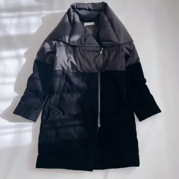 새상품급 근년 조콘다 로얄 다운 코트 벨로아 이소재 사이즈40 블랙