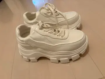 통굽 스니커즈 화이트 합성 피혁