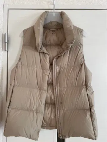 UNIQLO 파우더 소프트 다운 베스트 베이지 S 경량