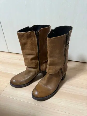 브라운 가죽 지퍼 부츠 중간 힐