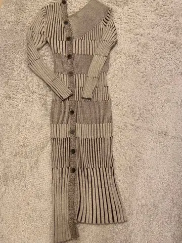 비대칭 버튼 니트 원피스