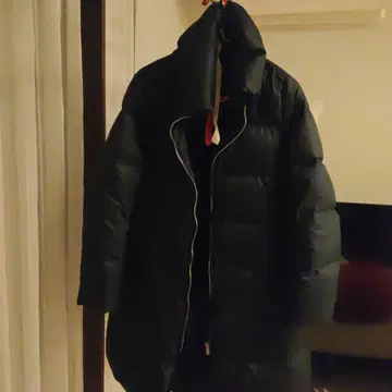 후드 부착 블랙 다운 자켓