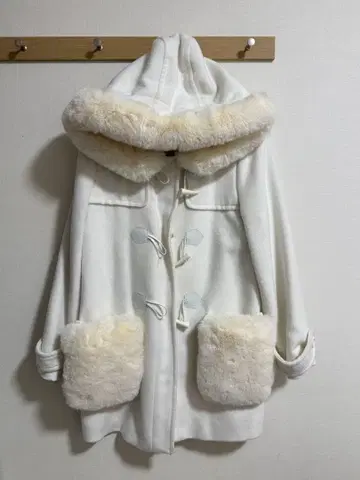 세실 맥비 퍼 롱 코트 화이트