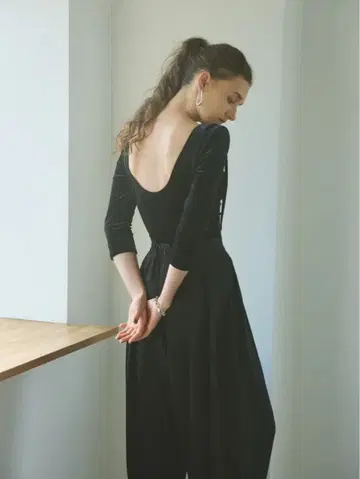 택 포함 새상품 시뉴 백 오픈 벨로아 상의 Riane