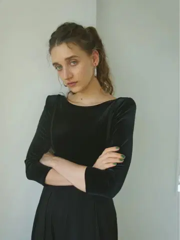 택 포함 새상품 시뉴 백 오픈 벨로아 상의 Riane