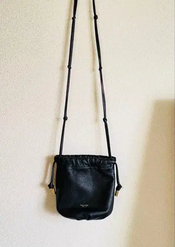 비올라돌로 가죽 드로우 스트링 숄더백 블랙