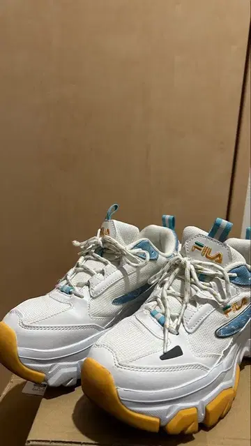 유리 FILA 통굽 스니커즈 화이트/블루