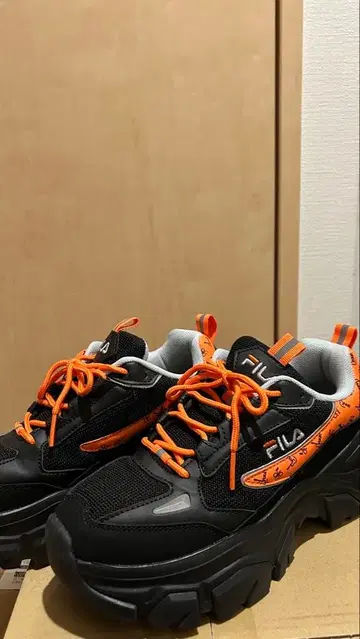 유리 FILA 블랙 오렌지 스니커즈