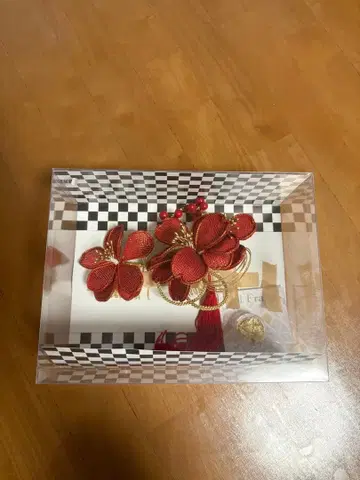 빨간색 꽃 모티브 머리 장식