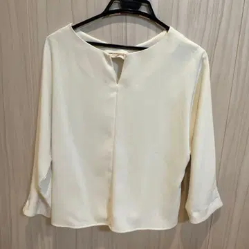 화이트 V넥 긴팔 블라우스