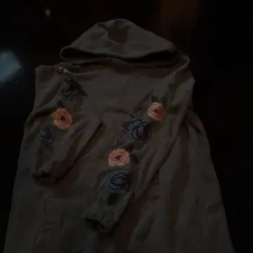 그레이 플라워 자수 후드 부착 후드티