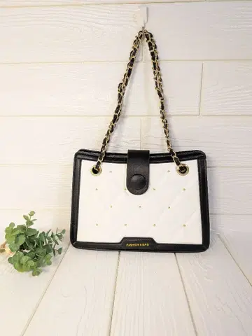 투톤 퀼팅 숄더백 스퀘어 캐주얼 엘레강트 화이트 블랙