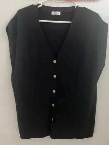블랙 니트 베스트 V넥 버튼 포함
