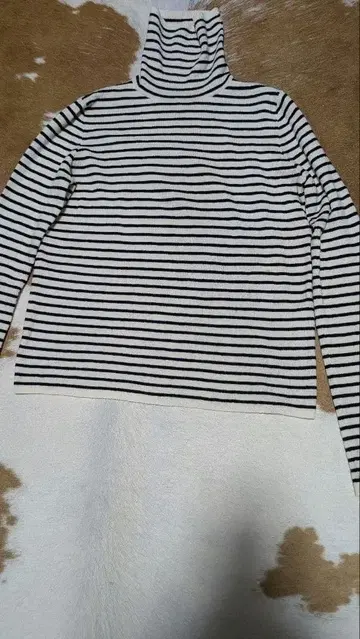 라빠르망 화이트 블랙 보더 울 터틀