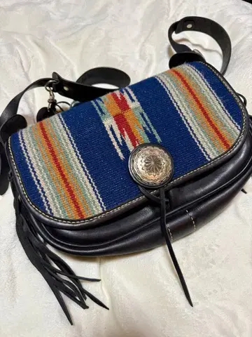 럭키존 러그 숄더백 새상품급