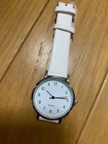 화이트 다이얼 쿼츠 손목시계