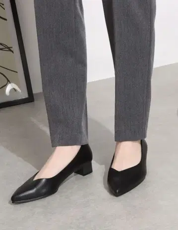 [ 새상품 ] AI 블랙 스틸레토 플랫슈즈