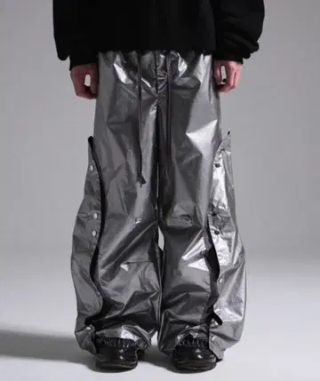 GRANCY 버튼 레이어드 디자인 나일론 팬츠