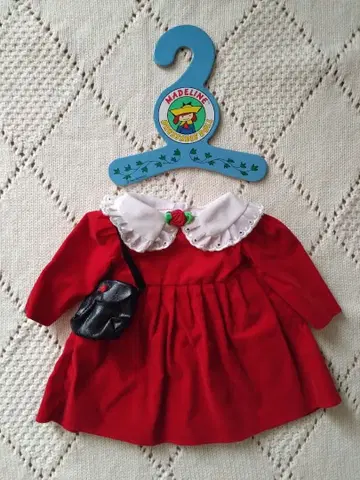 마들렌 양 옷 갈아입기용 드레스와 행거 새빨간 벨벳 아웃핏