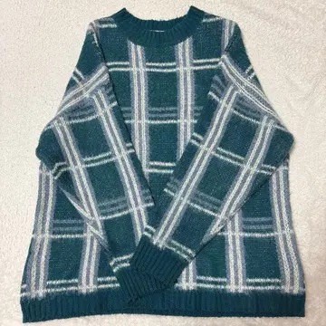 파랑과 화이트 체크 무늬 니트 스웨터